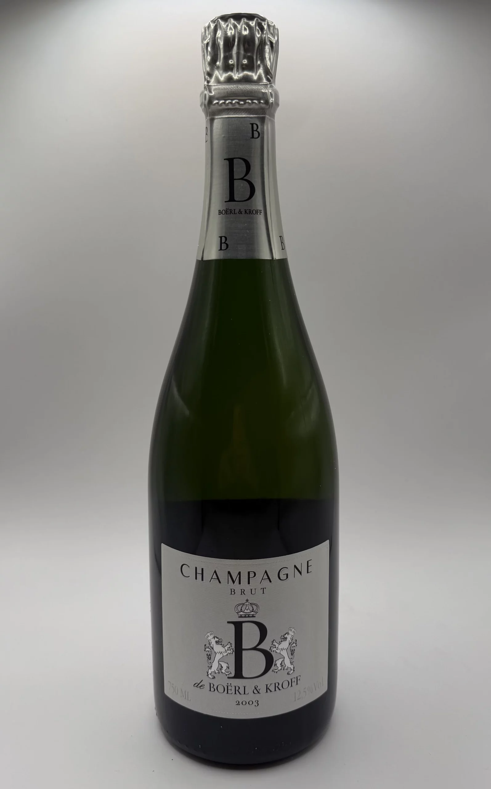 Bouteille de Champagne Boërl & Kroff Cuvée B 2003, 100 % Pinot Noir, vinifiée par gravité et élevée en foudres, cuvée de prestige au caractère cuivré.