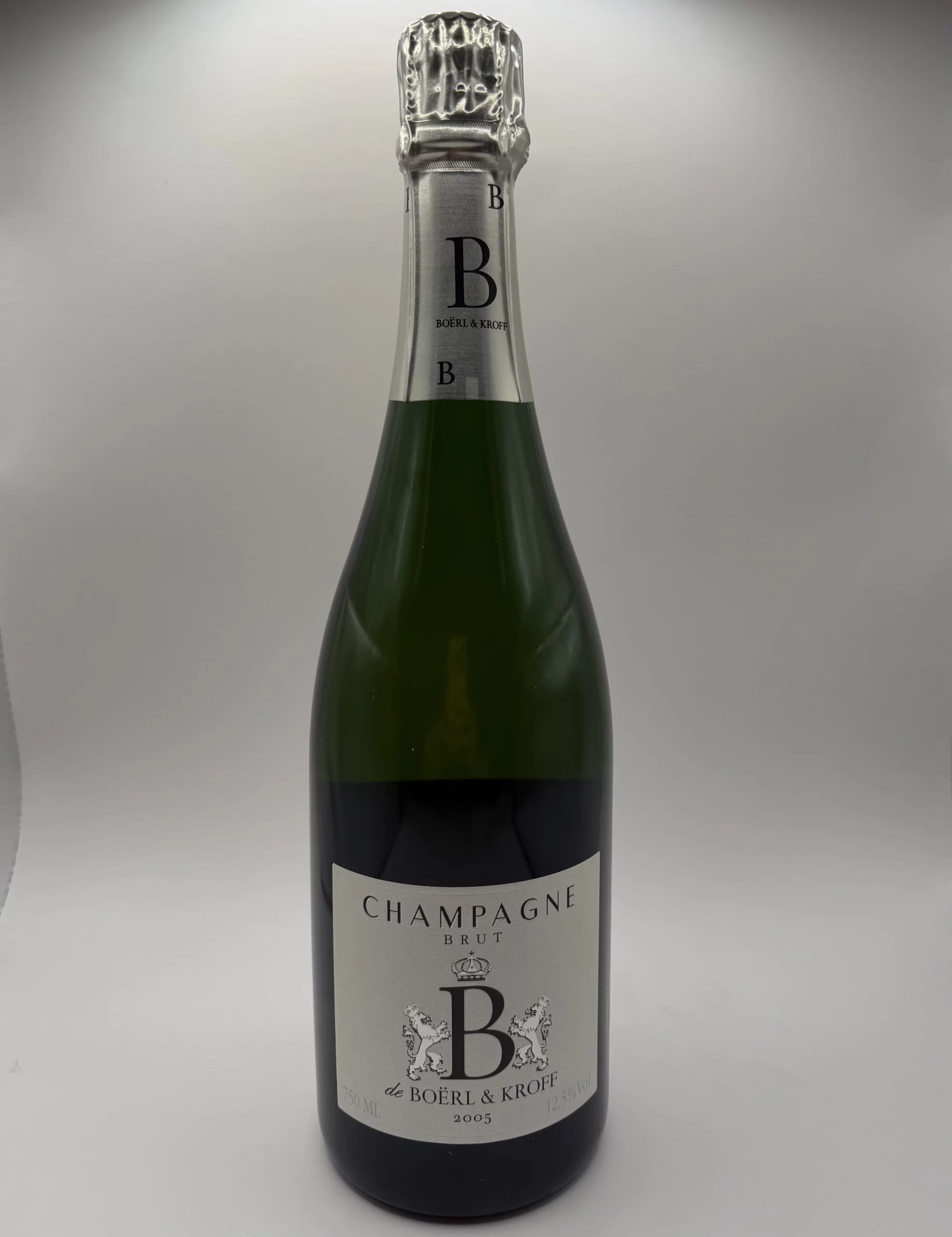 Bouteille de Champagne Boërl & Kroff Cuvée B 2005, 100 % Pinot Noir, vinifiée par gravité et élevée en foudres, cuvée de prestige alliant puissance et finesse.