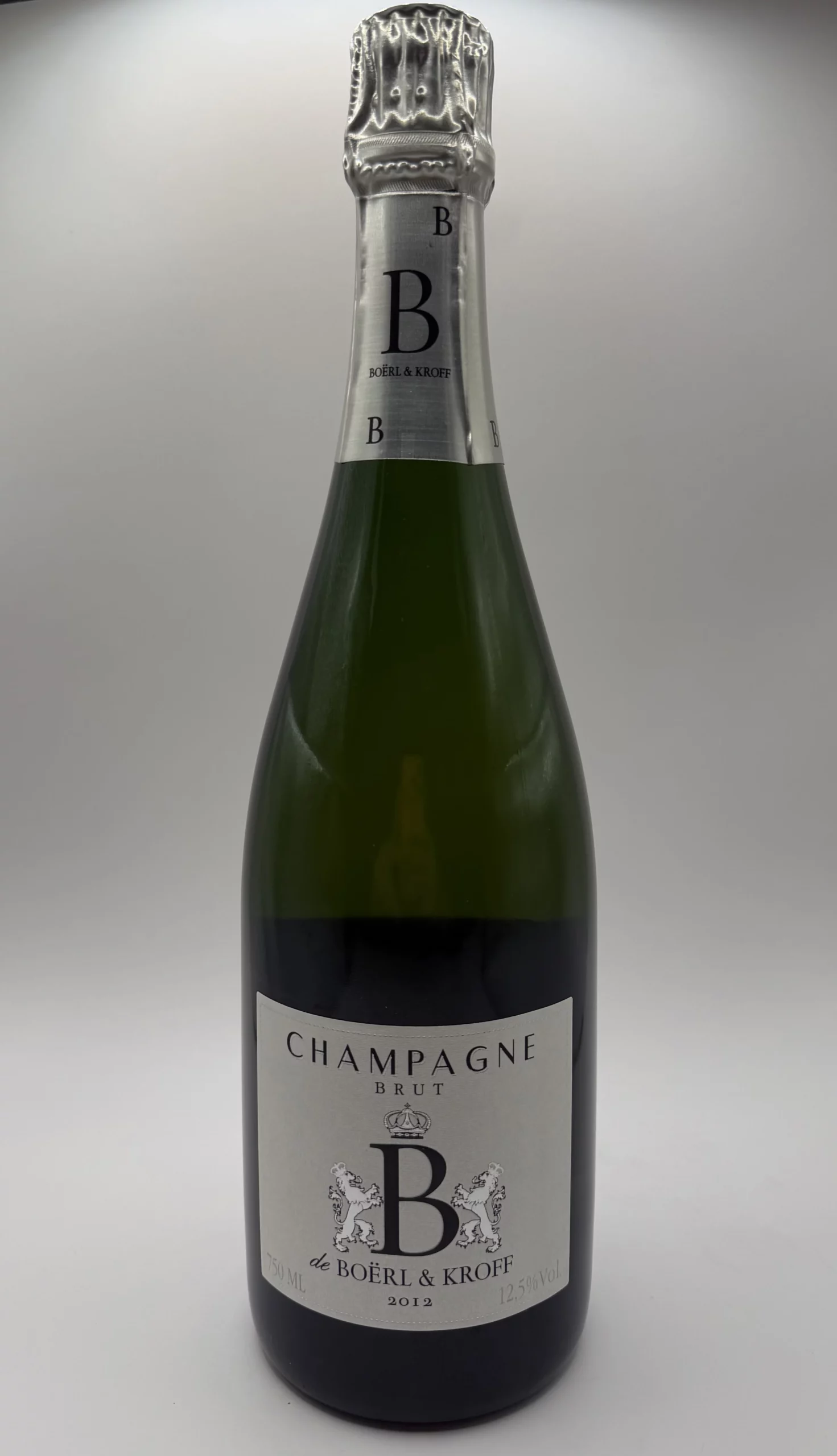 Bouteille de Champagne Boërl & Kroff Cuvée B 2012, 100 % Pinot Noir, vinifiée par gravité et élevée en foudres, champagne de prestige au style pur et raffiné.