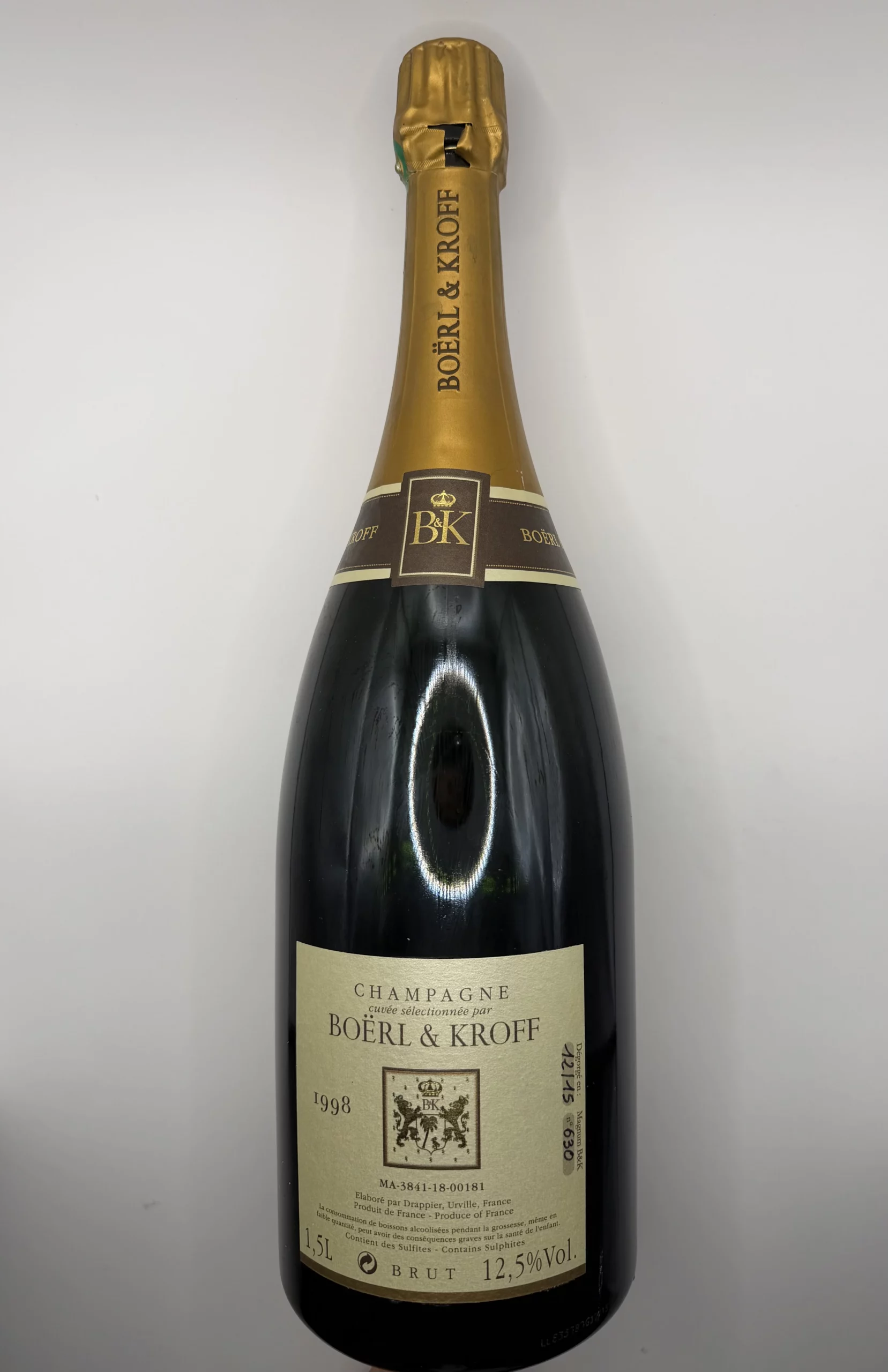 Bouteille de Champagne Boërl & Kroff 1998, premier millésime de la maison, assemblage de Pinot Noir et Chardonnay, champagne de prestige à la robe dorée et élégante.