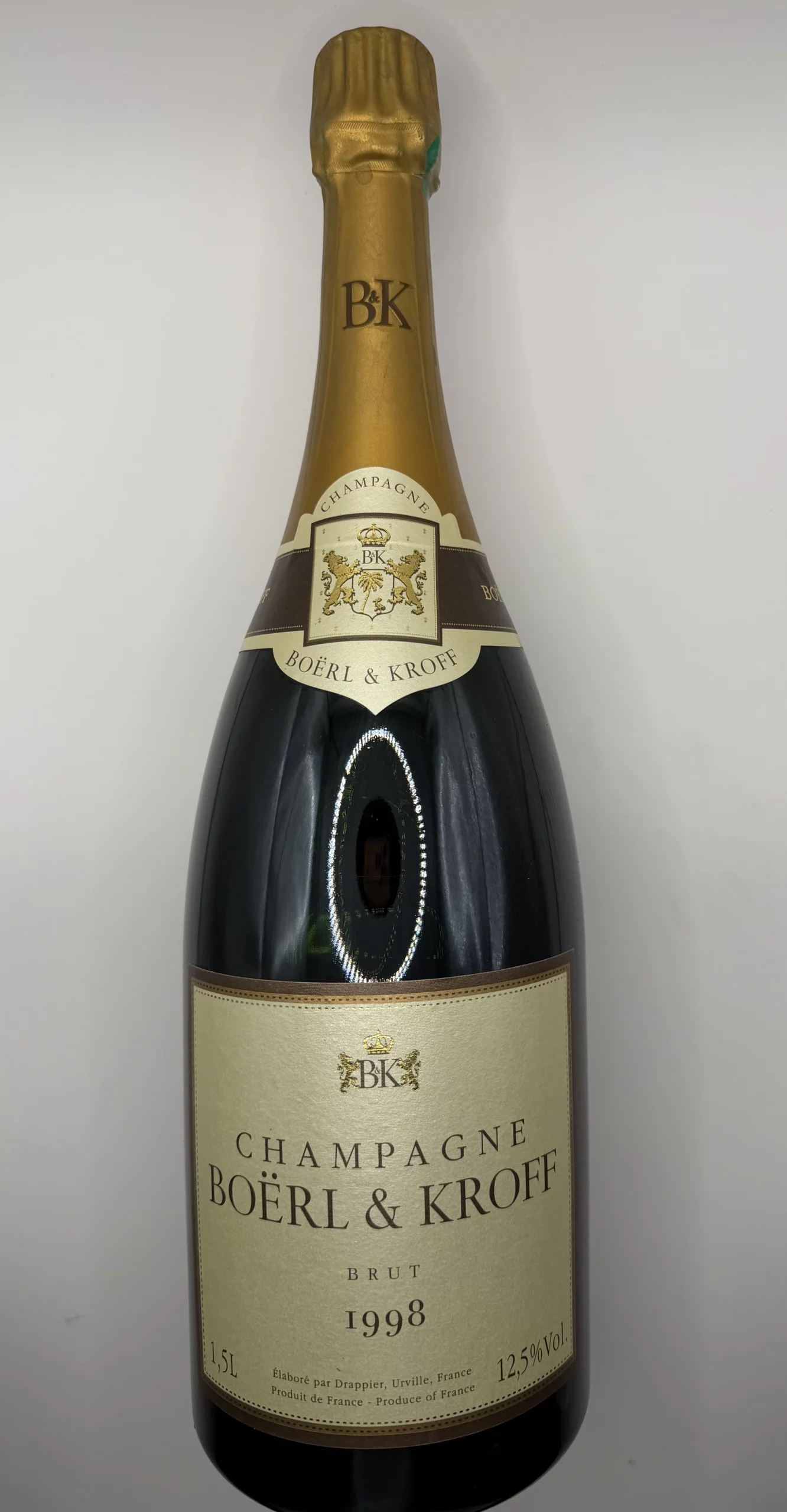 Bouteille de Champagne Boërl & Kroff 1998, premier millésime de la maison, assemblage de Pinot Noir et Chardonnay, champagne de prestige à la robe dorée et élégante.
